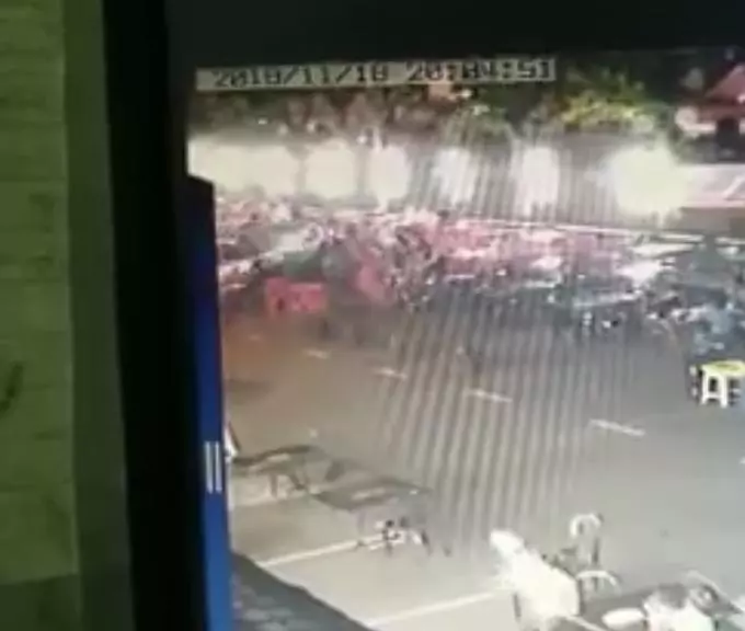 路旁用餐飛來橫禍.貨卡撞人群1死多傷