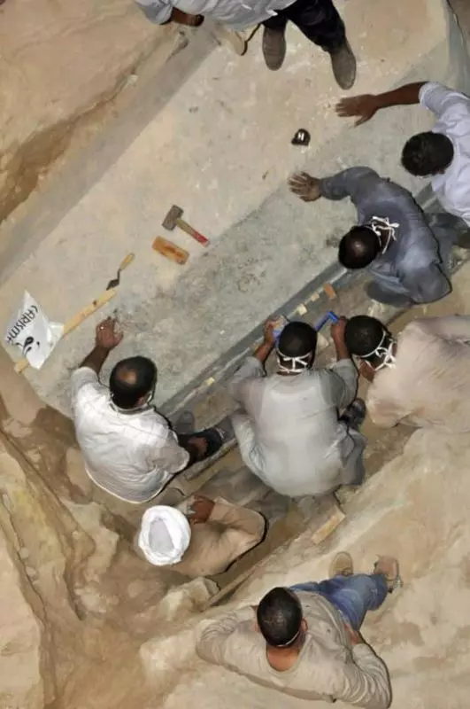 埃及兩千年詛咒石棺出土,棺中臭水3萬人爭著喝,