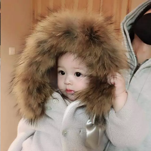 樊少皇嬌妻曬女兒正面照,網友大呼:像芭比娃娃