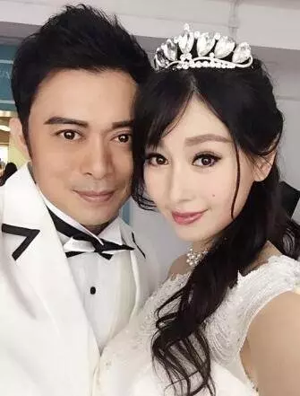 樊少皇嬌妻曬女兒正面照,網友大呼:像芭比娃娃