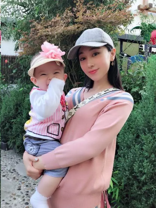 樊少皇嬌妻曬女兒正面照,網友大呼:像芭比娃娃