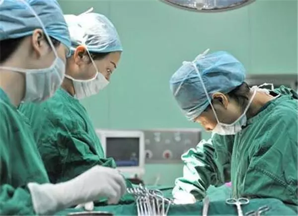 孕婦進產房前偷偷塞紙條給醫生,看了上面的內容後讓人心酸不已!