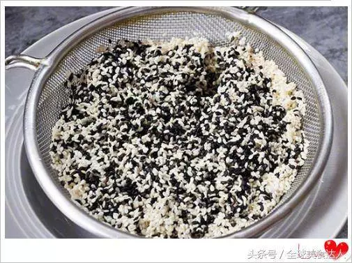 自己做的黑芝麻糊,營養又美味,順滑無比!