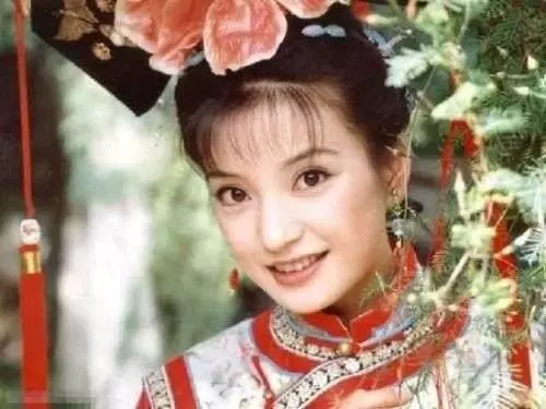 她當年拒演小燕子成就趙薇,如今已拍戲二十年,觀眾卻不知她是誰!
