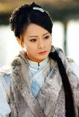 她當年拒演小燕子成就趙薇,如今已拍戲二十年,觀眾卻不知她是誰!