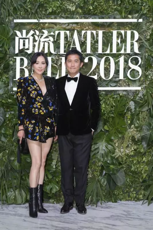 劉嘉玲撞衫關之琳,同款印花裝,終於見識了保養和放縱的差距!