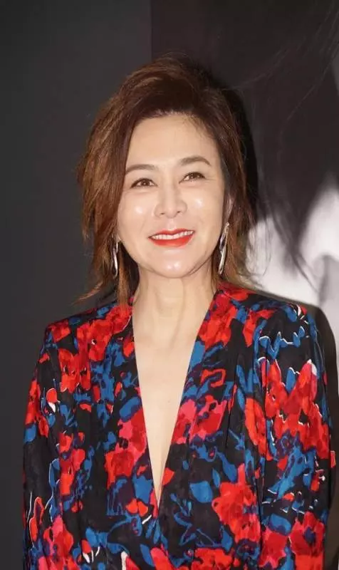 劉嘉玲撞衫關之琳,同款印花裝,終於見識了保養和放縱的差距!