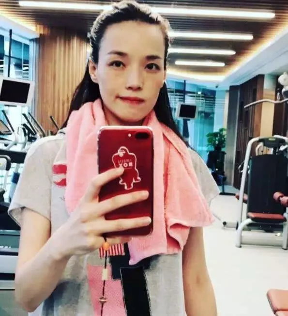 42歲舒淇這樣穿,超越同台女星,網友:難怪馮德倫這麼愛她!