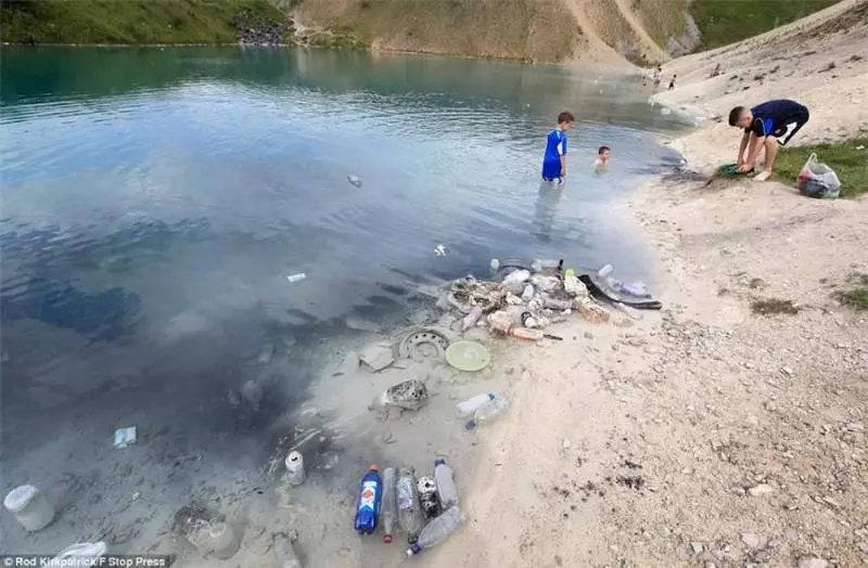明知美麗「藍寶石」湖泊有毒,「遊客」還是硬要下水,他們的後果不堪設想了!
