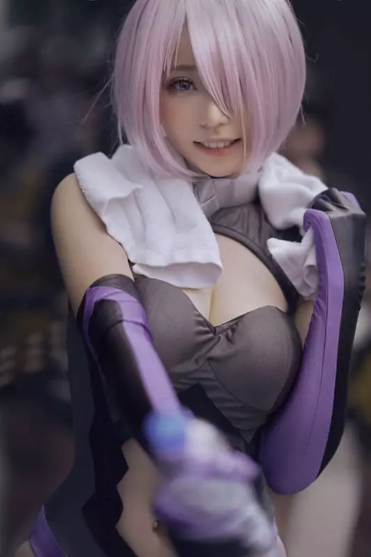 吸晴美少女Coser!圍起人牆超猛…神還原《Mash Kyrielight》超深溝 立刻爆紅 !