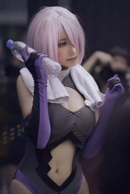 吸晴美少女Coser!圍起人牆超猛…神還原《Mash Kyrielight》超深溝 立刻爆紅 !