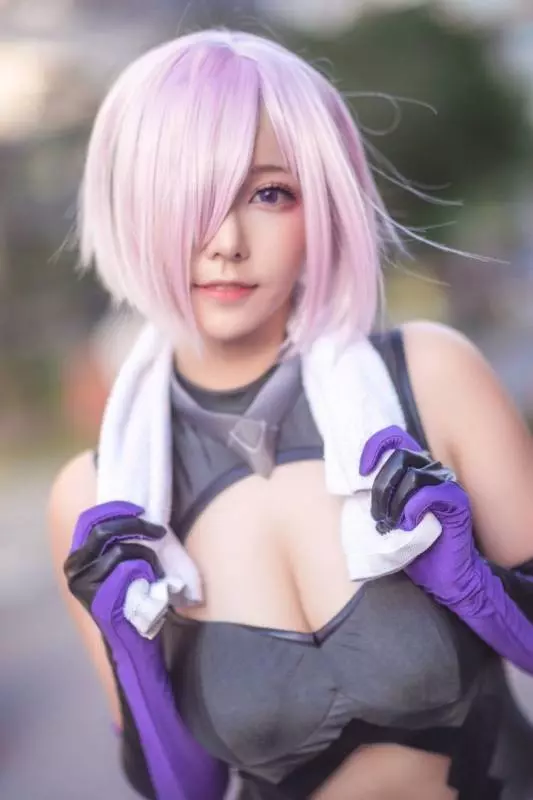 吸晴美少女Coser!圍起人牆超猛…神還原《Mash Kyrielight》超深溝 立刻爆紅 !
