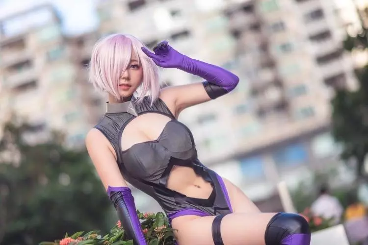 吸晴美少女Coser!圍起人牆超猛…神還原《Mash Kyrielight》超深溝 立刻爆紅 !