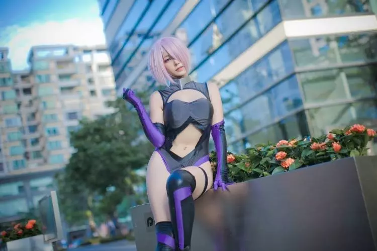 吸晴美少女Coser!圍起人牆超猛…神還原《Mash Kyrielight》超深溝 立刻爆紅 !