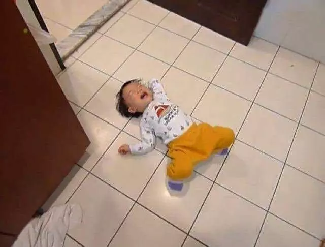 3歲兒子哭鬧要買玩具,寶媽只用了一招,兒子瞬間安靜,寶爸拍手稱讚