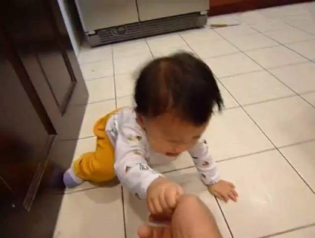 3歲兒子哭鬧要買玩具,寶媽只用了一招,兒子瞬間安靜,寶爸拍手稱讚