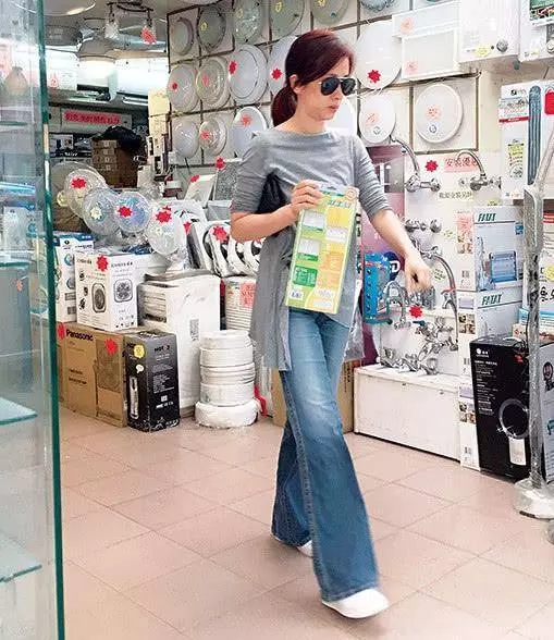 美貌不輸一線女星,卻因拒與成龍傳緋聞而不紅,曾經女神現在沉寂