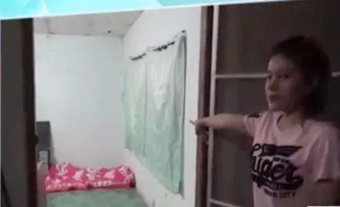 驚!劇毒眼鏡蛇爬進女子被窩