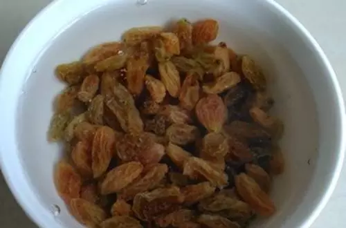 把葡萄乾煮水喝,結果很神奇!享受美味的同時,還能補身體,防病痛!