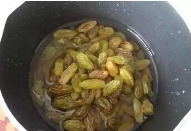 把葡萄乾煮水喝,結果很神奇!享受美味的同時,還能補身體,防病痛!