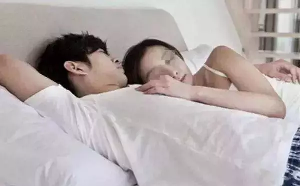 丈夫出差,我深夜睡不著給他打電話,忘掛電話,聽到聲音我淚如雨下