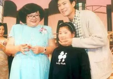 鄭少秋女兒終於瘦了，甩掉50斤變身女神，曾經照片讓無數男人心動