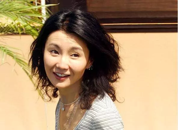 54歲張曼玉罕見現身,化濃妝遮蓋老成這樣?網友:歲月對她太殘忍