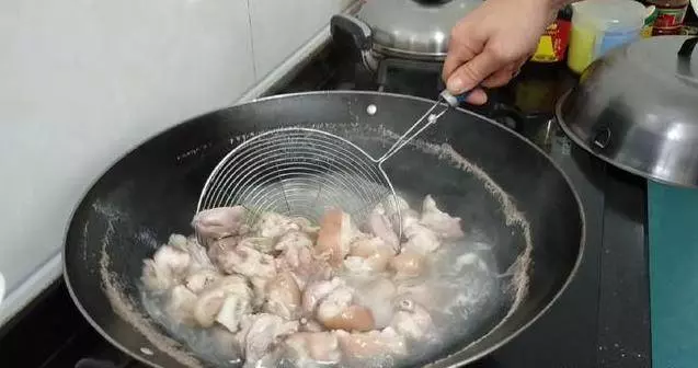 客家傳統黃酒燉豬腳,簡單幾步就做好,阿嬤每次做我都饞的流口水,全家都愛吃!
