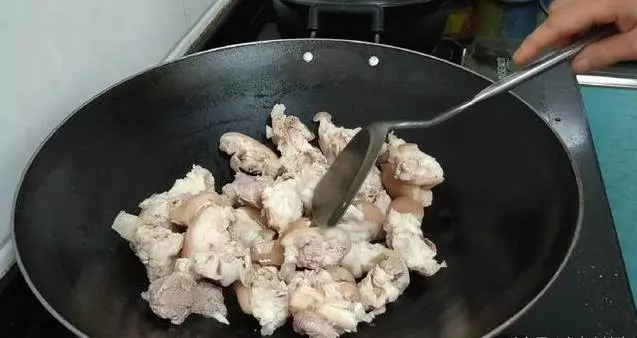 客家傳統黃酒燉豬腳,簡單幾步就做好,阿嬤每次做我都饞的流口水,全家都愛吃!