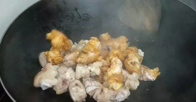 客家傳統黃酒燉豬腳,簡單幾步就做好,阿嬤每次做我都饞的流口水,全家都愛吃!