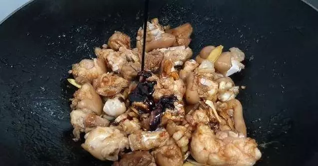 客家傳統黃酒燉豬腳,簡單幾步就做好,阿嬤每次做我都饞的流口水,全家都愛吃!