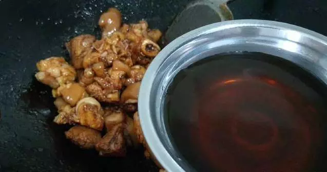 客家傳統黃酒燉豬腳,簡單幾步就做好,阿嬤每次做我都饞的流口水,全家都愛吃!
