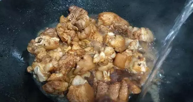 客家傳統黃酒燉豬腳,簡單幾步就做好,阿嬤每次做我都饞的流口水,全家都愛吃!