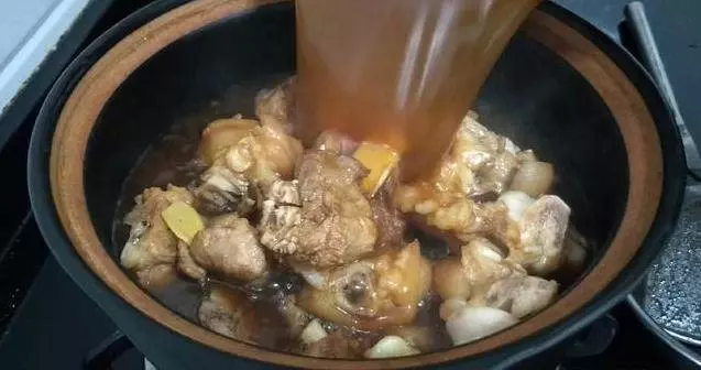 客家傳統黃酒燉豬腳,簡單幾步就做好,阿嬤每次做我都饞的流口水,全家都愛吃!