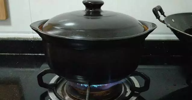 客家傳統黃酒燉豬腳,簡單幾步就做好,阿嬤每次做我都饞的流口水,全家都愛吃!