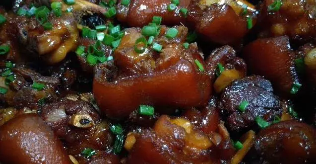 客家傳統黃酒燉豬腳,簡單幾步就做好,阿嬤每次做我都饞的流口水,全家都愛吃!