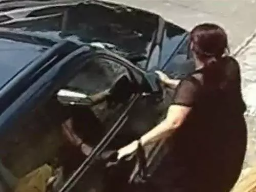 車載小三被妻子抓個正著,丈夫一腳油門,結束了妻子的生命!