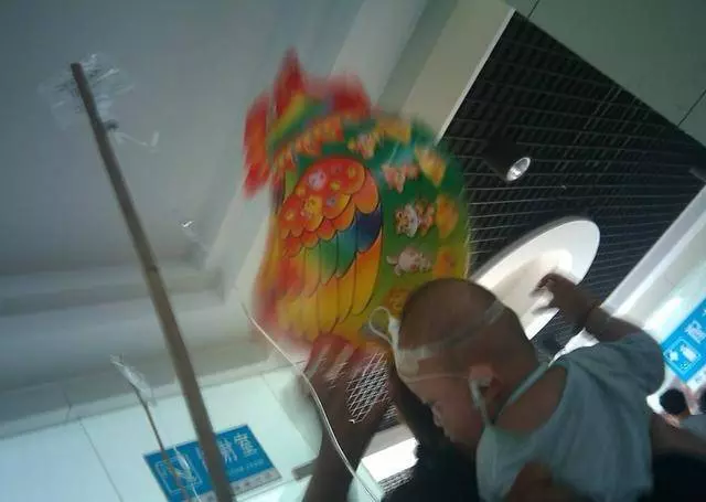 5個月寶寶神情呆滯,醫生檢查後得知是婆婆錯誤抱姿導致,老人的這幾種哄睡習慣對寶寶傷害極大!