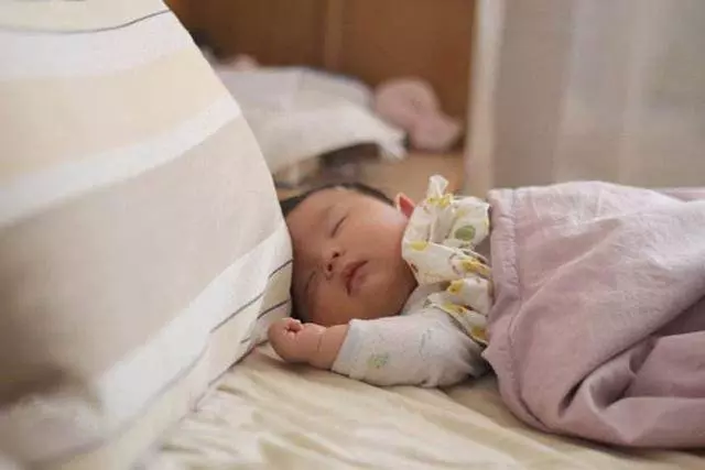 5個月寶寶神情呆滯,醫生檢查後得知是婆婆錯誤抱姿導致,老人的這幾種哄睡習慣對寶寶傷害極大!