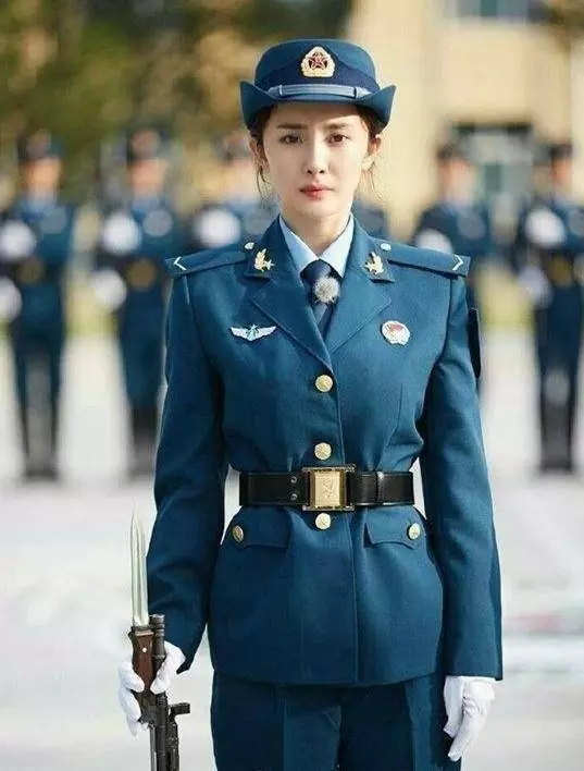 6位女星制服造型,熱巴霸氣十足,baby美膩,鄭爽讓人看呆了!