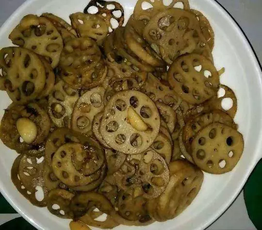 炒蓮藕每次都發黑,大廚教你幾招,炒出來的蓮藕又脆又白淨!