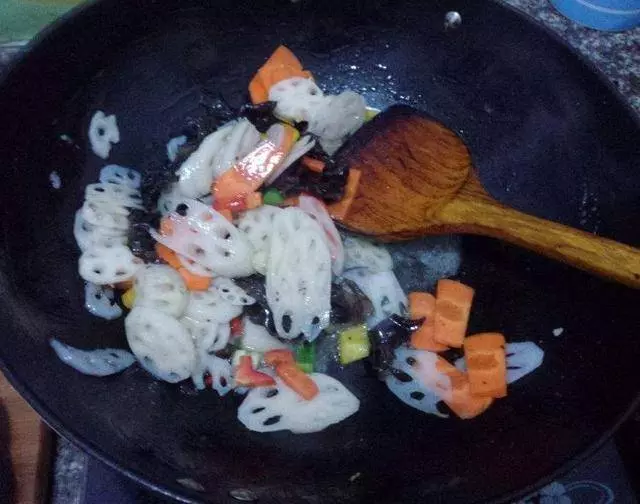 炒蓮藕每次都發黑,大廚教你幾招,炒出來的蓮藕又脆又白淨!