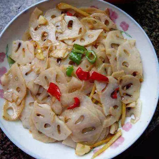 炒蓮藕每次都發黑,大廚教你幾招,炒出來的蓮藕又脆又白淨!