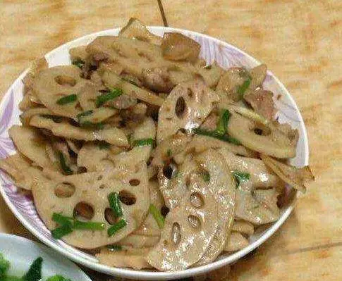 炒蓮藕每次都發黑,大廚教你幾招,炒出來的蓮藕又脆又白淨!