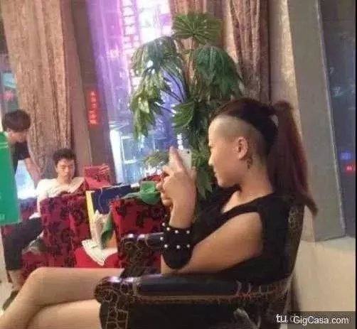 27張超級爆笑雷人妹子大圖集:妹子發現啥了,這樣看著我都臉紅了!最後一張笑到褲子都濕透了啦。
