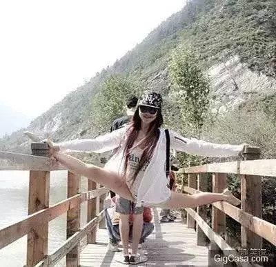 27張超級爆笑雷人妹子大圖集:妹子發現啥了,這樣看著我都臉紅了!最後一張笑到褲子都濕透了啦。