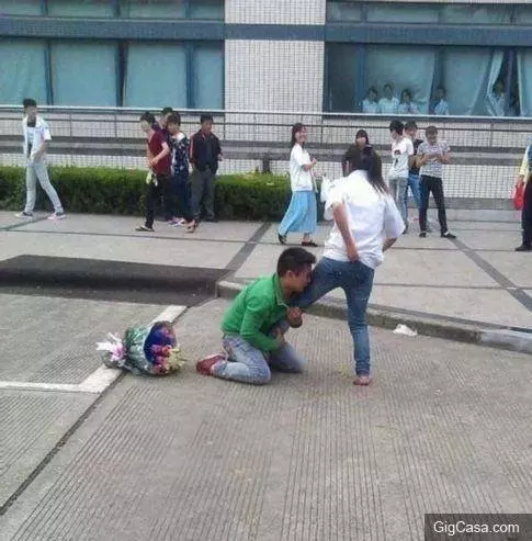 27張超級爆笑雷人妹子大圖集:妹子發現啥了,這樣看著我都臉紅了!最後一張笑到褲子都濕透了啦。