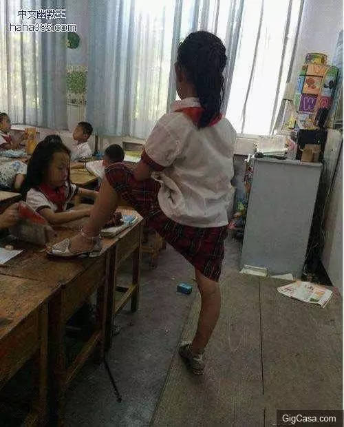 27張超級爆笑雷人妹子大圖集:妹子發現啥了,這樣看著我都臉紅了!最後一張笑到褲子都濕透了啦。