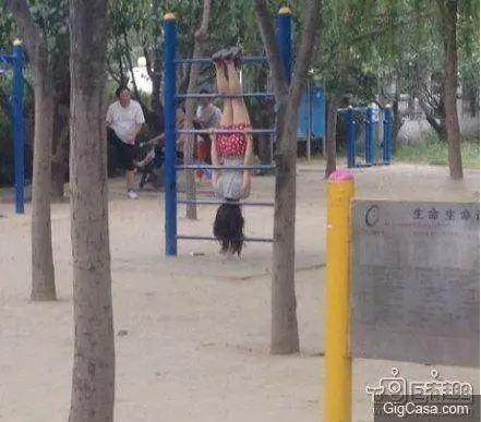 27張超級爆笑雷人妹子大圖集:妹子發現啥了,這樣看著我都臉紅了!最後一張笑到褲子都濕透了啦。