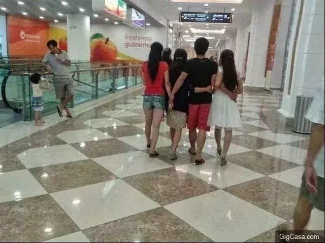 27張超級爆笑雷人妹子大圖集:妹子發現啥了,這樣看著我都臉紅了!最後一張笑到褲子都濕透了啦。